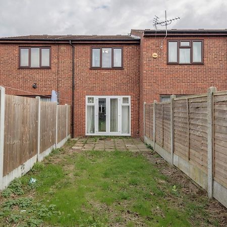 Lovely House In Dagenham / Barking With Free Parking, Wifi & Garden ภายนอก รูปภาพ