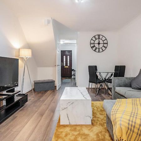 Lovely House In Dagenham / Barking With Free Parking, Wifi & Garden ภายนอก รูปภาพ