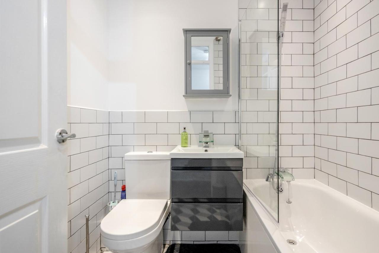Lovely House In Dagenham / Barking With Free Parking, Wifi & Garden ภายนอก รูปภาพ