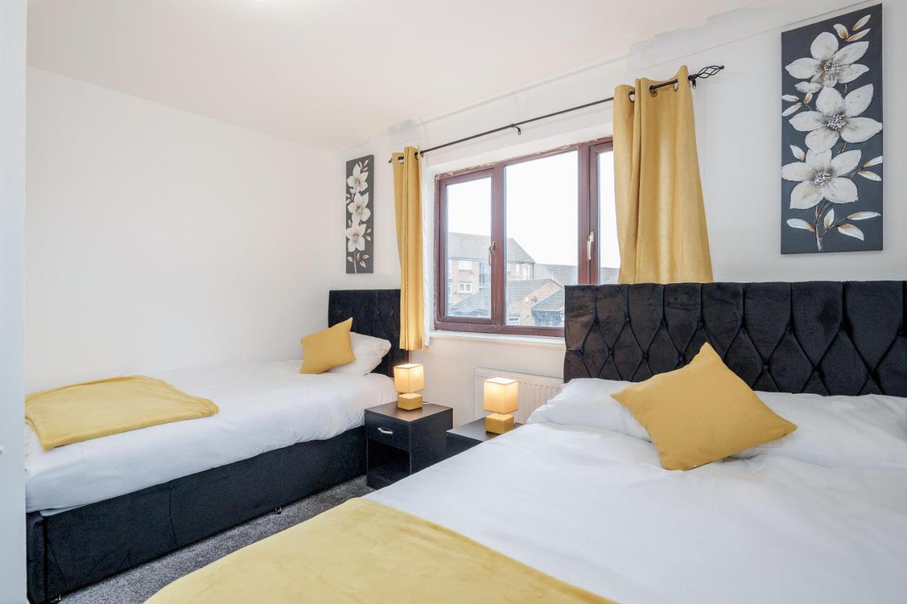 Lovely House In Dagenham / Barking With Free Parking, Wifi & Garden ภายนอก รูปภาพ