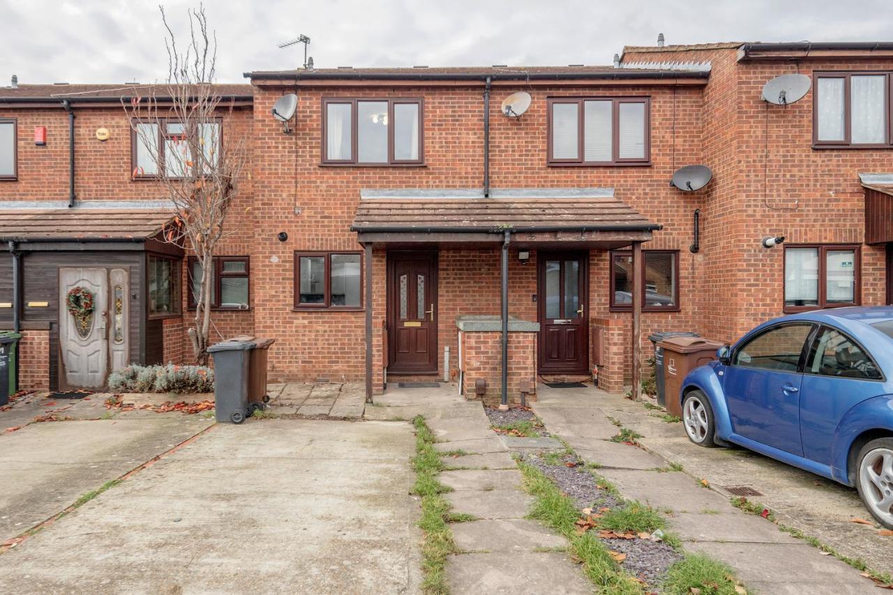 Lovely House In Dagenham / Barking With Free Parking, Wifi & Garden ภายนอก รูปภาพ