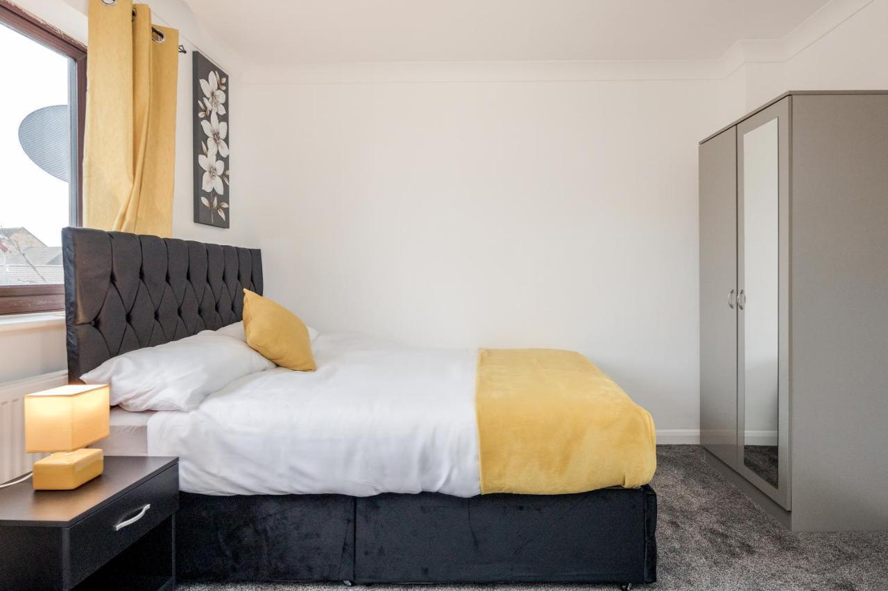 Lovely House In Dagenham / Barking With Free Parking, Wifi & Garden ภายนอก รูปภาพ