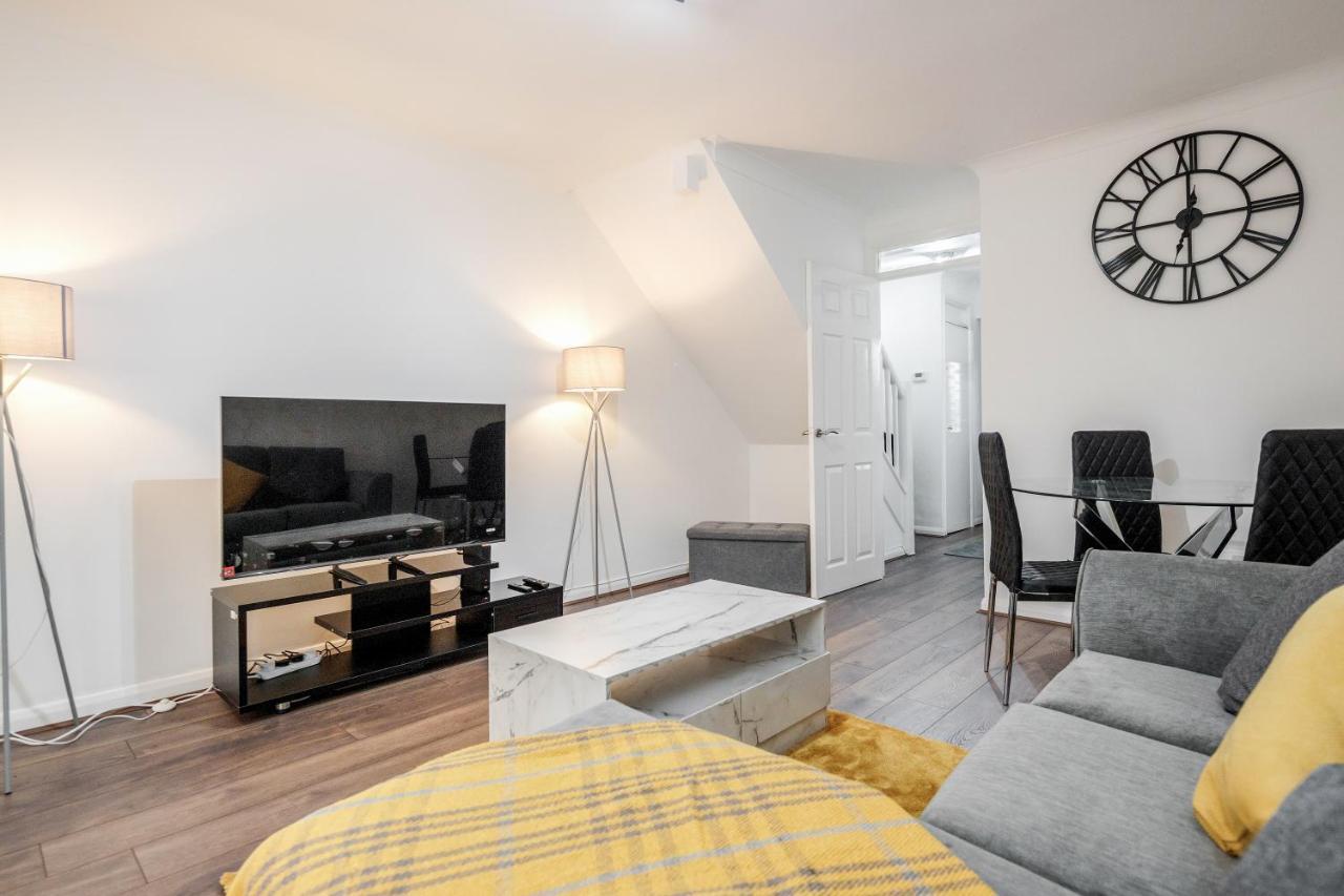 Lovely House In Dagenham / Barking With Free Parking, Wifi & Garden ภายนอก รูปภาพ