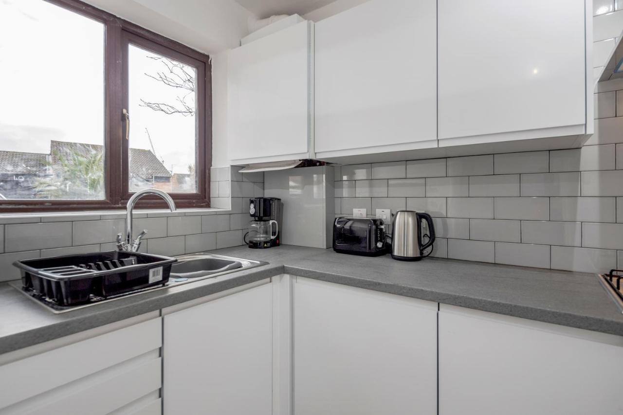 Lovely House In Dagenham / Barking With Free Parking, Wifi & Garden ภายนอก รูปภาพ