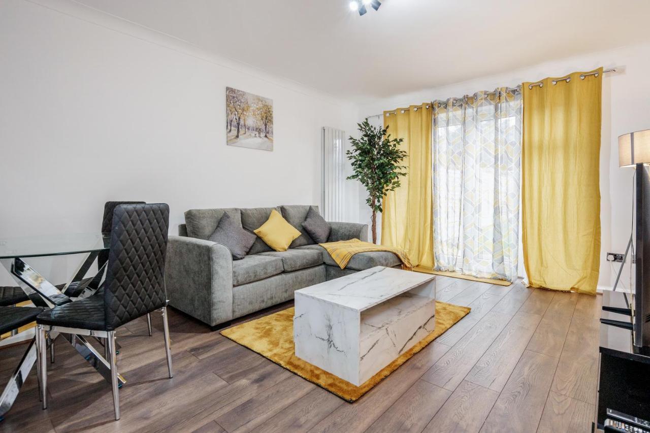 Lovely House In Dagenham / Barking With Free Parking, Wifi & Garden ภายนอก รูปภาพ