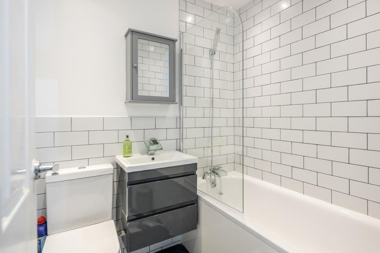 Lovely House In Dagenham / Barking With Free Parking, Wifi & Garden ภายนอก รูปภาพ