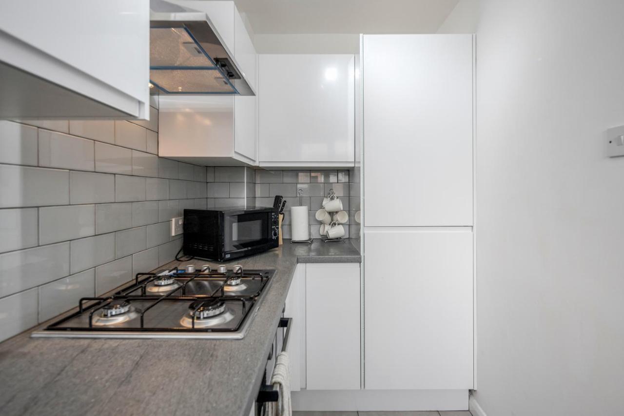Lovely House In Dagenham / Barking With Free Parking, Wifi & Garden ภายนอก รูปภาพ