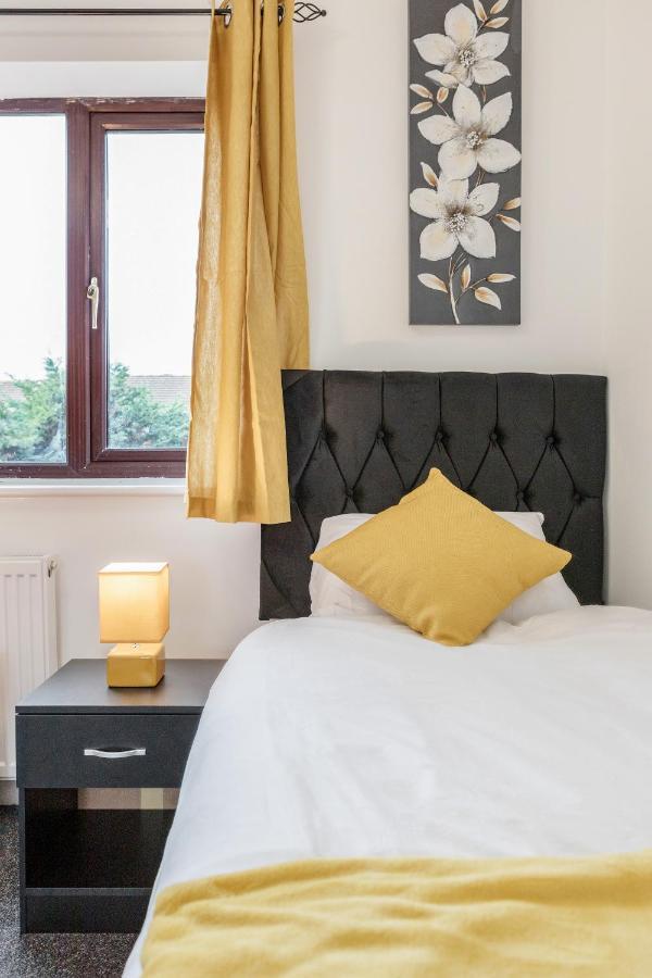 Lovely House In Dagenham / Barking With Free Parking, Wifi & Garden ภายนอก รูปภาพ