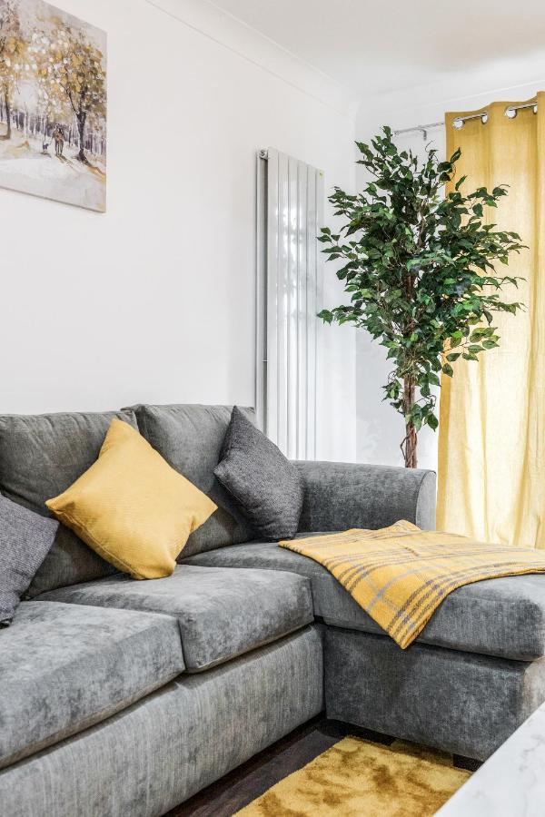 Lovely House In Dagenham / Barking With Free Parking, Wifi & Garden ภายนอก รูปภาพ