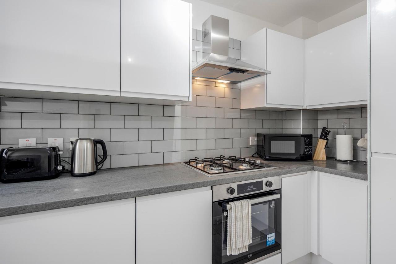 Lovely House In Dagenham / Barking With Free Parking, Wifi & Garden ภายนอก รูปภาพ