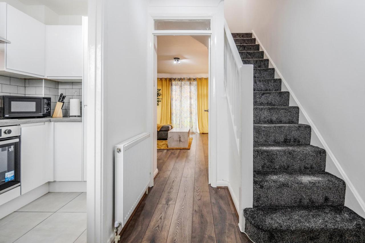 Lovely House In Dagenham / Barking With Free Parking, Wifi & Garden ภายนอก รูปภาพ