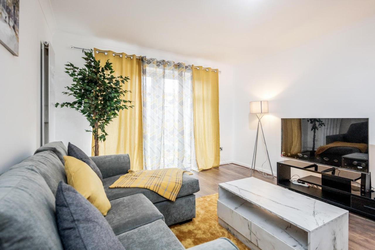 Lovely House In Dagenham / Barking With Free Parking, Wifi & Garden ภายนอก รูปภาพ