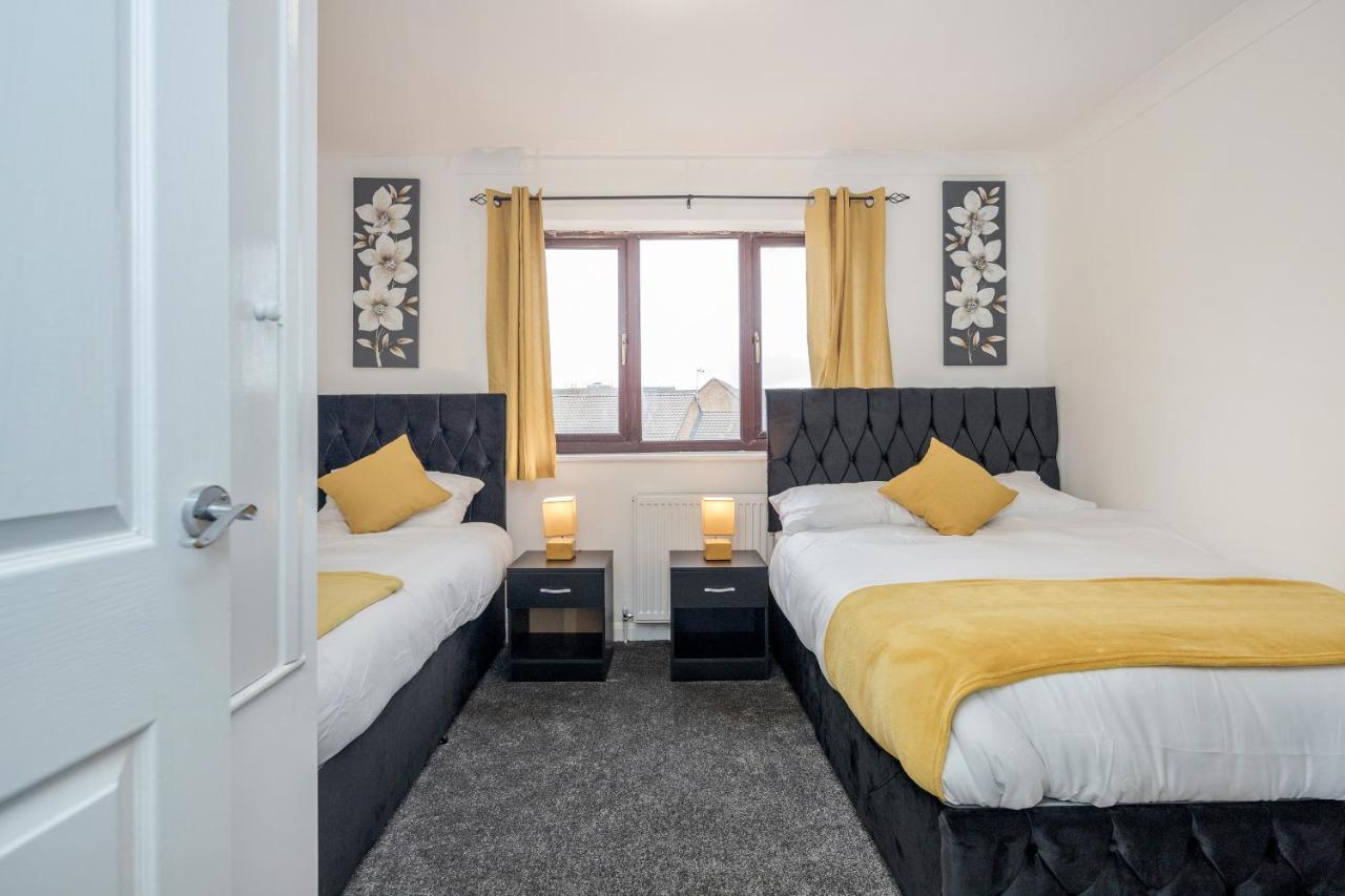Lovely House In Dagenham / Barking With Free Parking, Wifi & Garden ภายนอก รูปภาพ