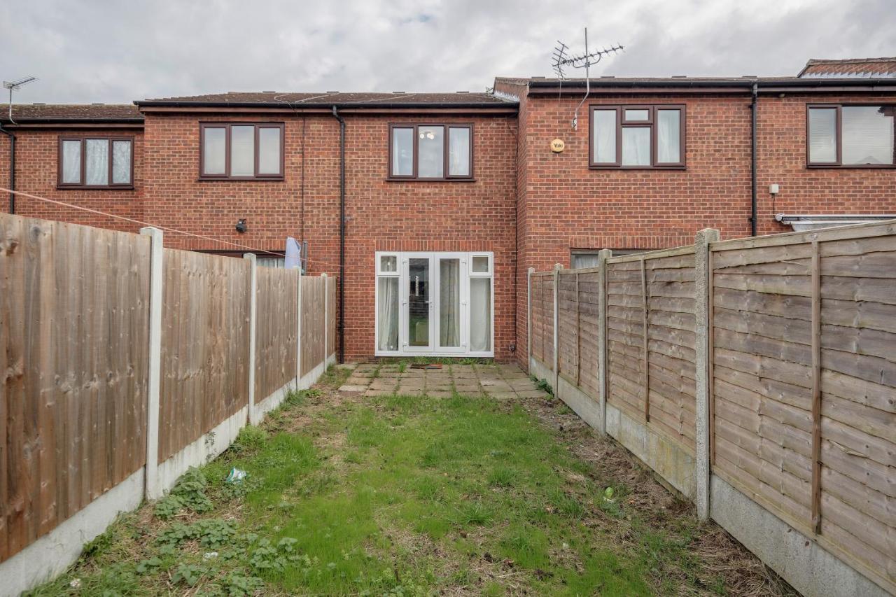 Lovely House In Dagenham / Barking With Free Parking, Wifi & Garden ภายนอก รูปภาพ