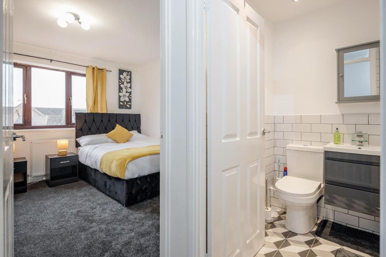 Lovely House In Dagenham / Barking With Free Parking, Wifi & Garden ภายนอก รูปภาพ