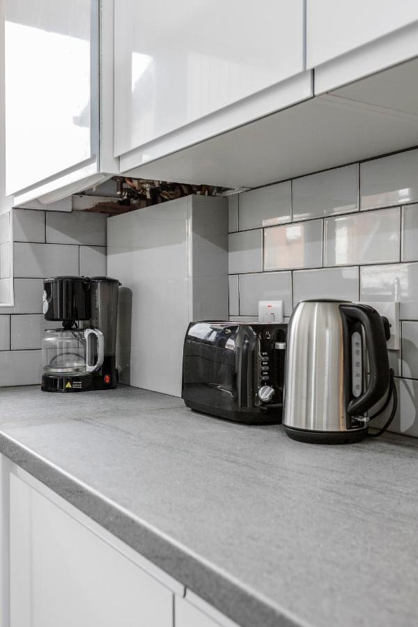 Lovely House In Dagenham / Barking With Free Parking, Wifi & Garden ภายนอก รูปภาพ