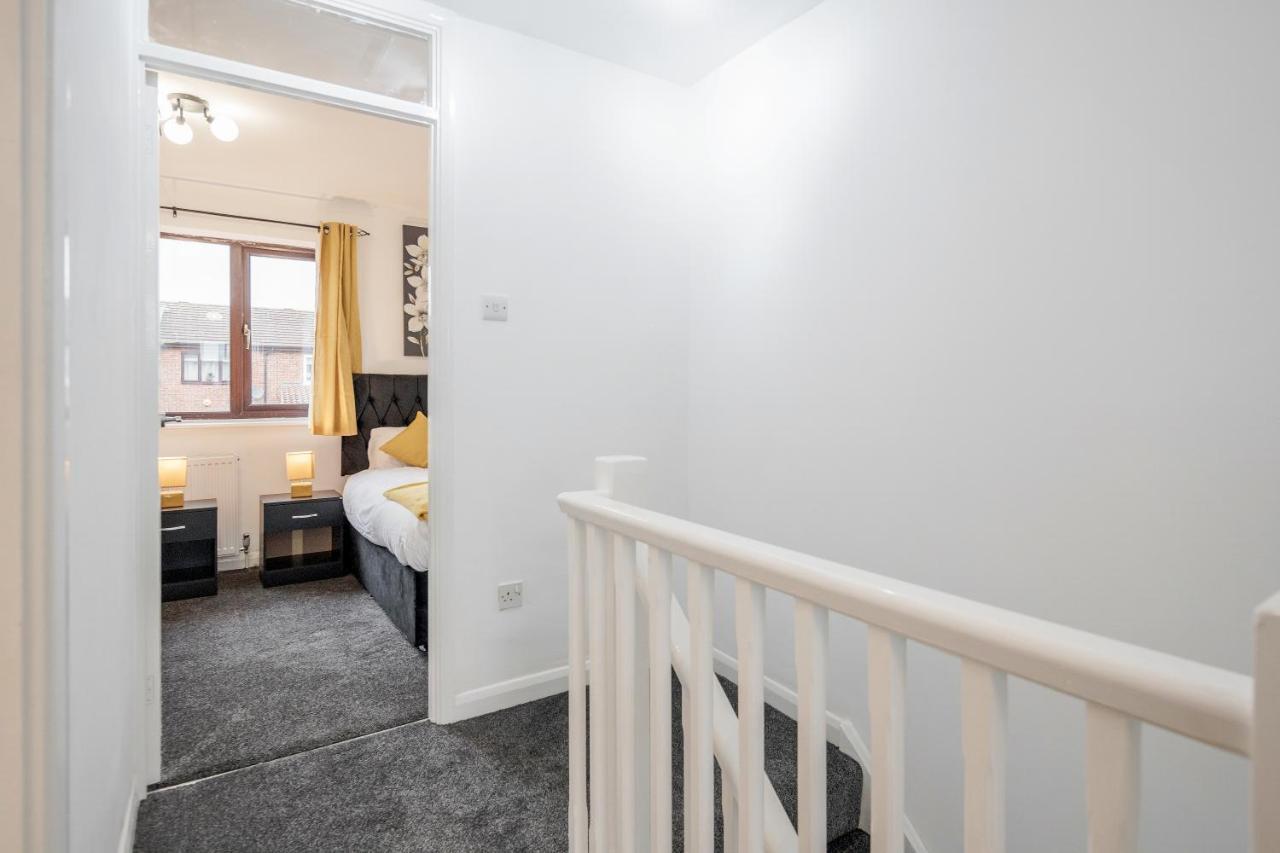 Lovely House In Dagenham / Barking With Free Parking, Wifi & Garden ภายนอก รูปภาพ