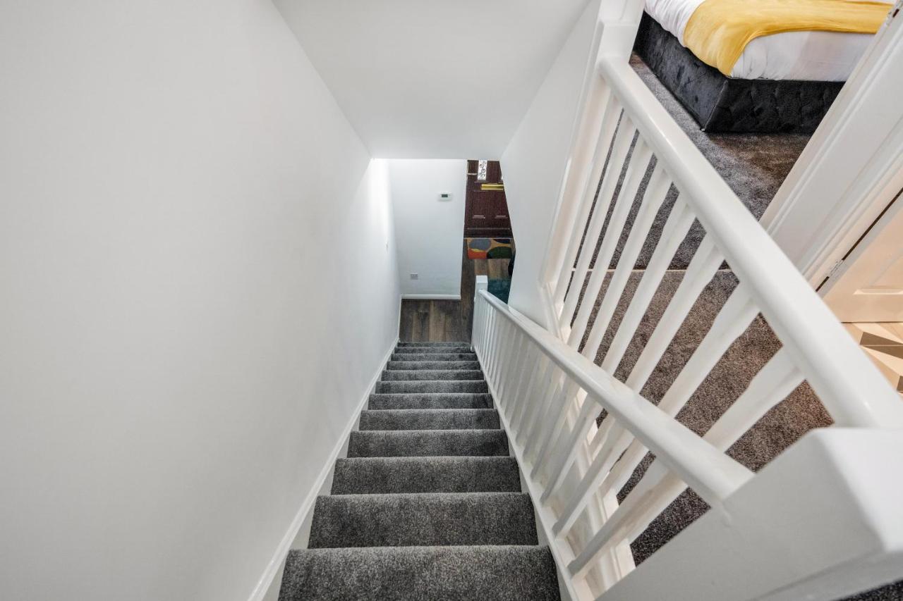 Lovely House In Dagenham / Barking With Free Parking, Wifi & Garden ภายนอก รูปภาพ