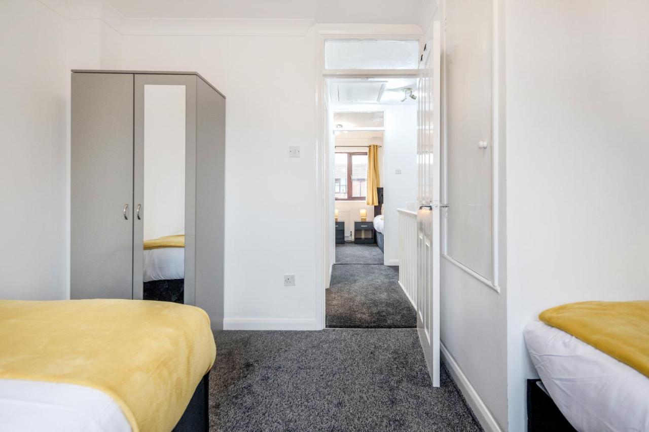 Lovely House In Dagenham / Barking With Free Parking, Wifi & Garden ภายนอก รูปภาพ