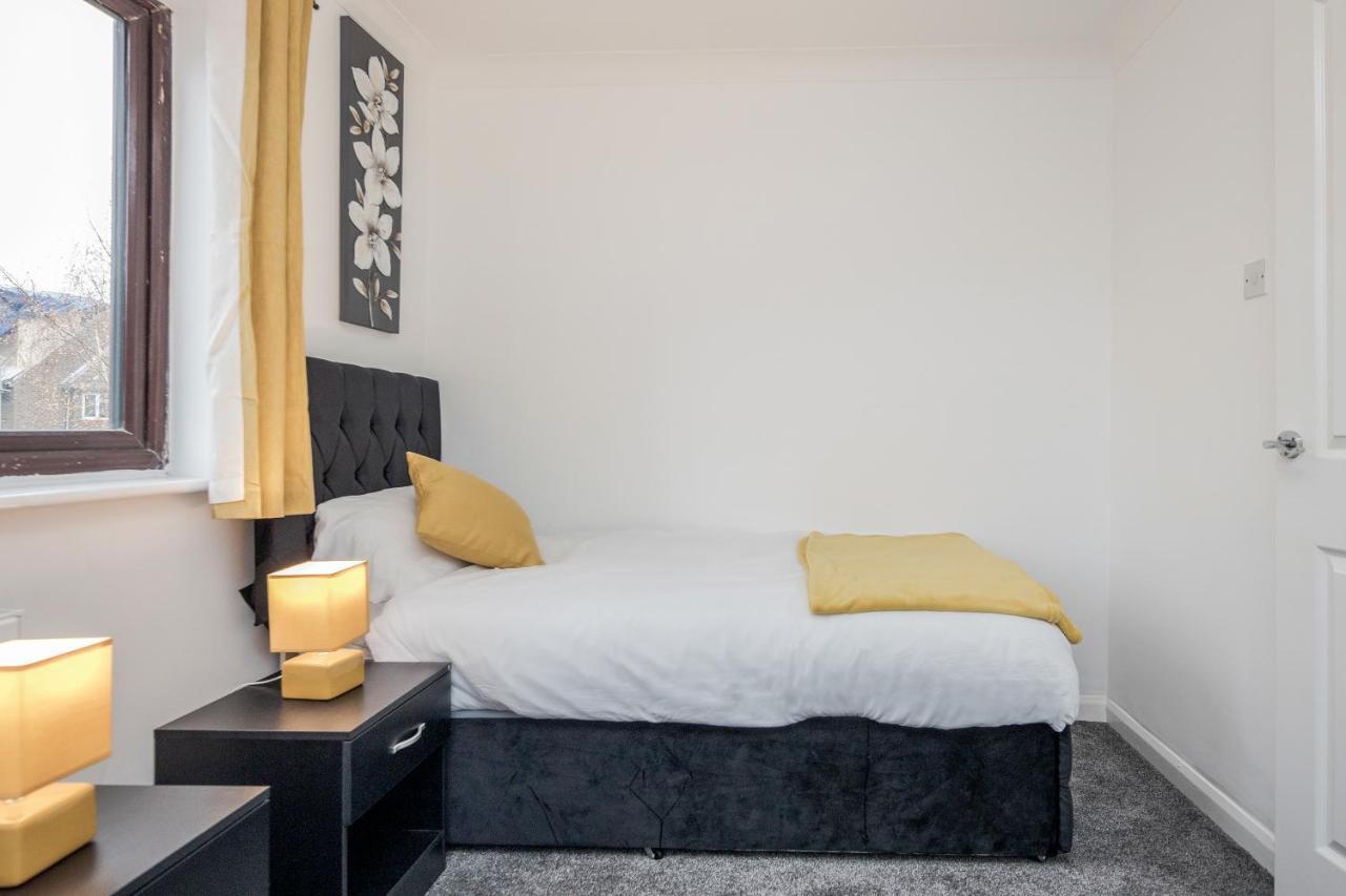 Lovely House In Dagenham / Barking With Free Parking, Wifi & Garden ภายนอก รูปภาพ