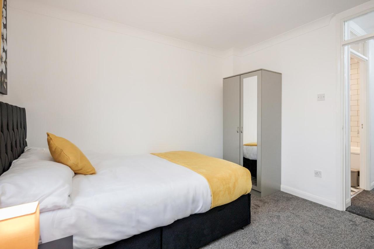 Lovely House In Dagenham / Barking With Free Parking, Wifi & Garden ภายนอก รูปภาพ