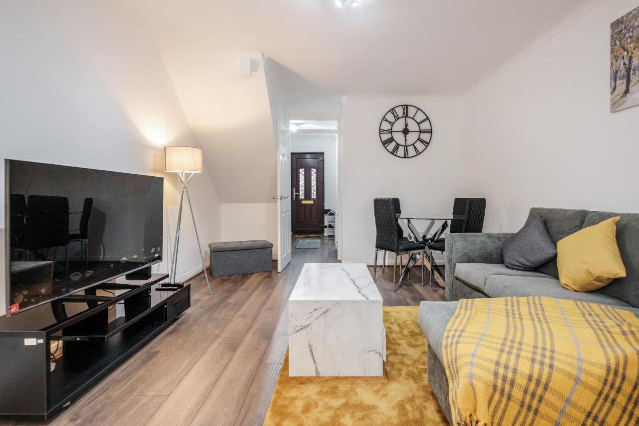 Lovely House In Dagenham / Barking With Free Parking, Wifi & Garden ภายนอก รูปภาพ