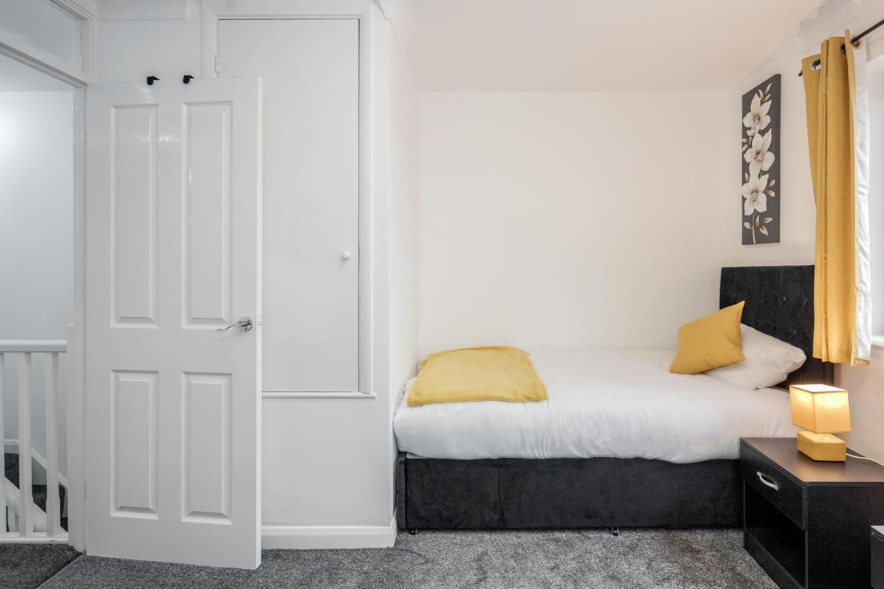Lovely House In Dagenham / Barking With Free Parking, Wifi & Garden ภายนอก รูปภาพ