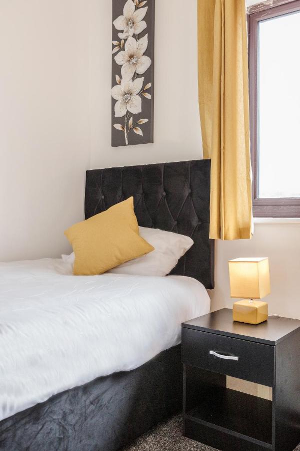 Lovely House In Dagenham / Barking With Free Parking, Wifi & Garden ภายนอก รูปภาพ