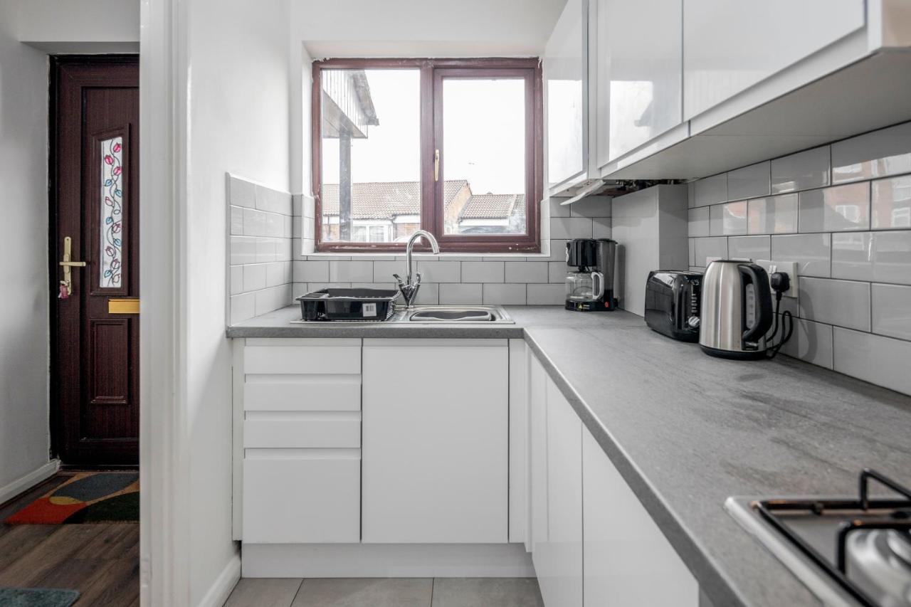 Lovely House In Dagenham / Barking With Free Parking, Wifi & Garden ภายนอก รูปภาพ