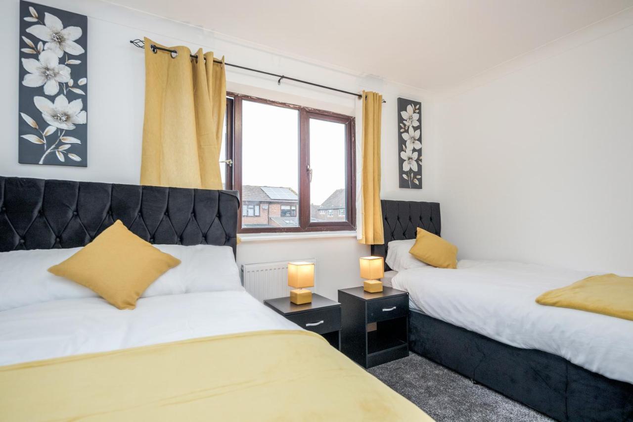 Lovely House In Dagenham / Barking With Free Parking, Wifi & Garden ภายนอก รูปภาพ